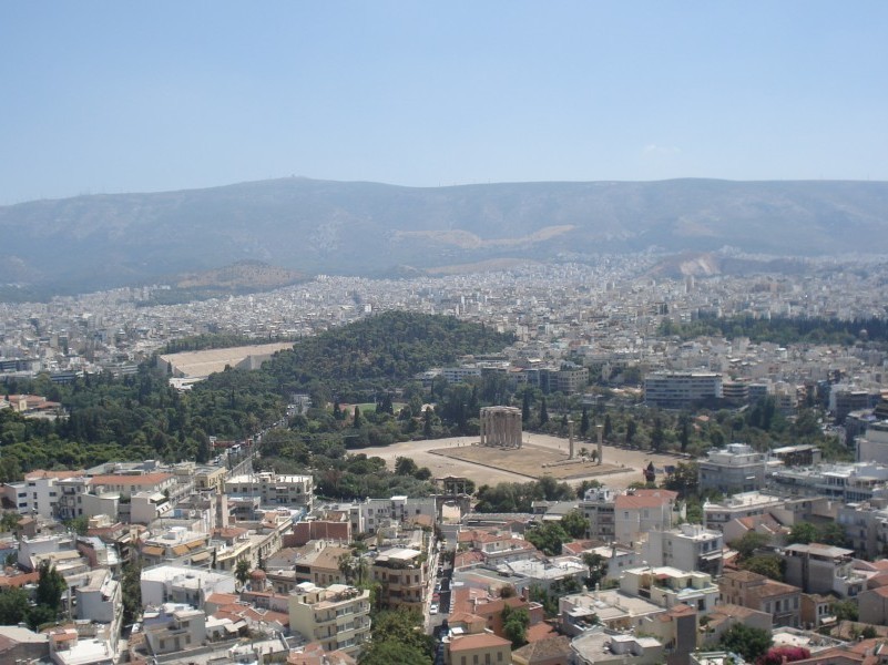 Vista através da Acrópole, com Templo de Zeus e Estádio Panathenaikon