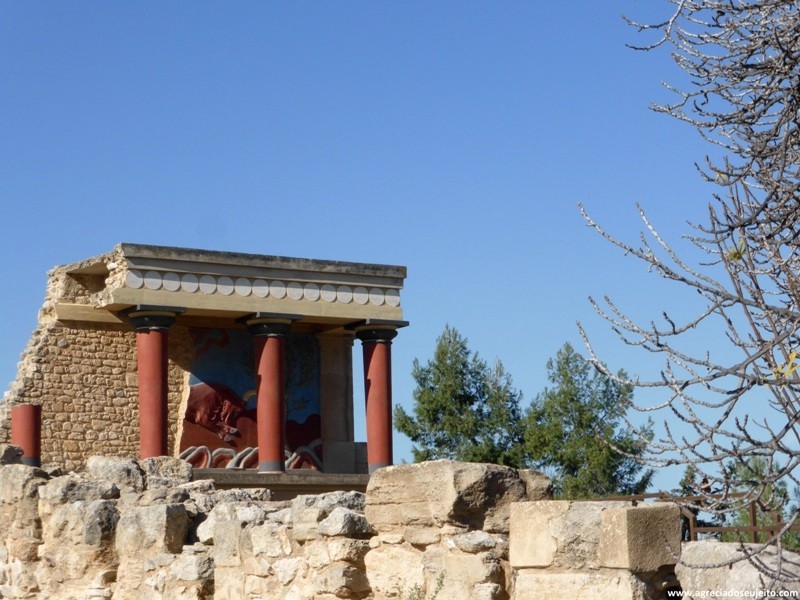 Baluarte com a cópia do afresco "Bull Hunt", um dos ícones de Knossos