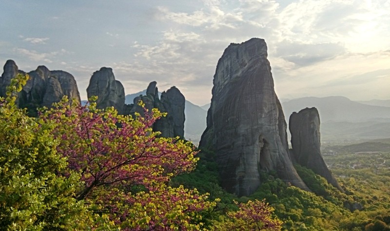 Meteora consegue ficar mais linda quando florida