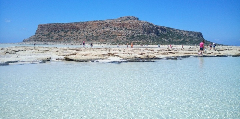 O cenário de Balos é tão singular, que os turistas ficam dispersos tentando aproveitar o máximo possível