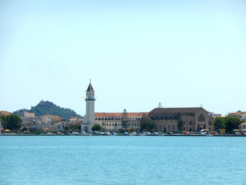 No porto, com vista para a Catedral de Agios Dionysios, na capital da ilha