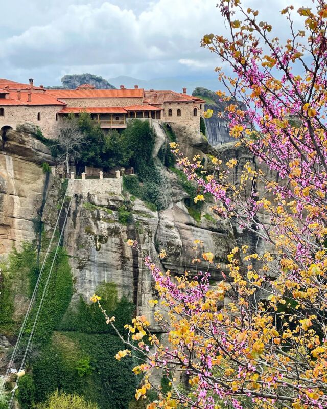 Você já ouviu falar sobre Meteora?Essas rochas gigantescas que abrigam os mosteiros seculares constituem um dos maiores monumentos geológicos do mundo. Com beleza natural selvagem, situada na região de Tessália, na Grécia central, Meteora é listada como Patrimônio Mundial da Unesco por causa de seus importantes ativos culturais e naturais.Há 6 mosteiros abertos para visitação. O Grande Meteoro, Agia Triada(Santíssima Trindade), Varlaam e Agios Nikolaos, são masculinos. Roussanou e Agios Stefanos são femininos. Estivemos em três:1️⃣ Varlaam, considerado o segundo maior mosteiro depois do Grande Meteoro.2️⃣ Grande Meteoro, o maior, mais antigo e considerado o mais importante do conjunto.3️⃣ Agios Stefanos é o mais acessível e isso o torna um dos mais visitados. Gostou dessa ideia? Utilize Atenas como base de partida e considere pelo menos dois dias e uma noite para fazer esse passeio. Temos essa opção privativa e com grupo! Entre em contato conosco: agreciadoseujeitoviagens@gmail.com 📸🎥 @agreciadoseujeitoviagens #meteora #meteoragrecia #agreciadoseujeitoviagens