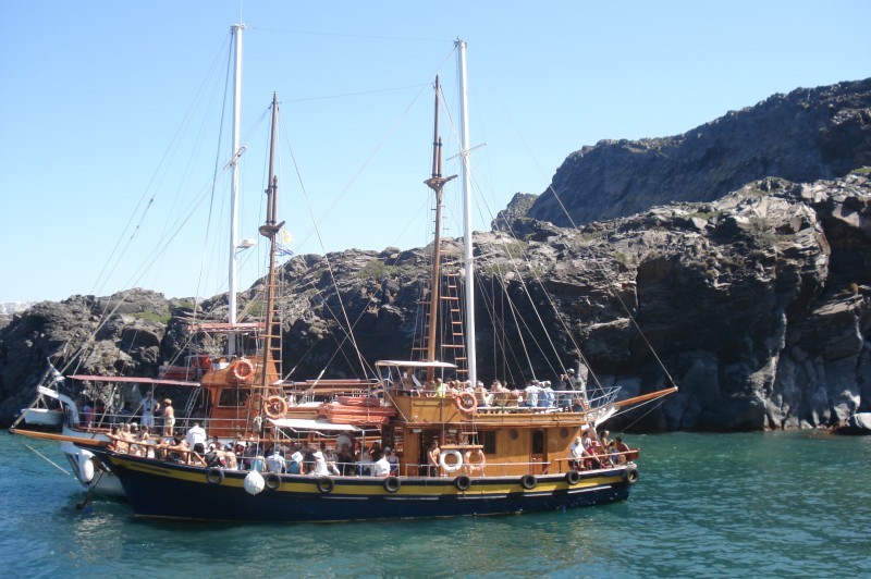 Excursão com barco em Santorini
