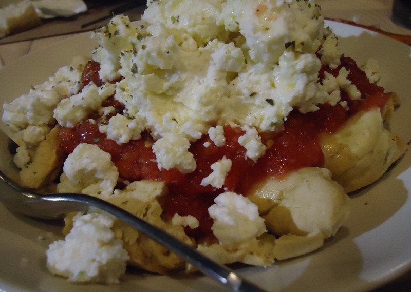 Dakos: paximadi, tomate, queijo myzithra, azeite e óregano Dakos: paximadi, tomate, queijo myzithra, azeite e óregano