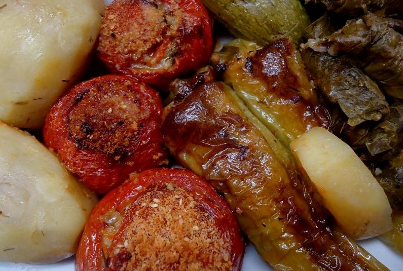 Gemistá: vegetais recheados com arroz temperado Gemistá: vegetais recheados com arroz temperado