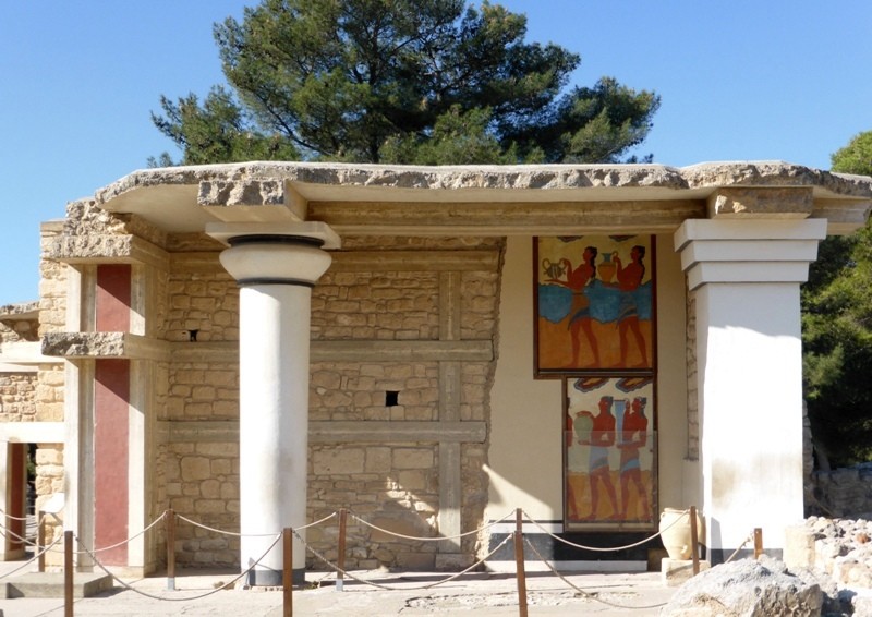 "Sul Propylaeum", a entrada para o Sul do Palácio de Knossos A pintura na parede mostra homens segurando vasos de libações, parte do "Fresco da Procissão".