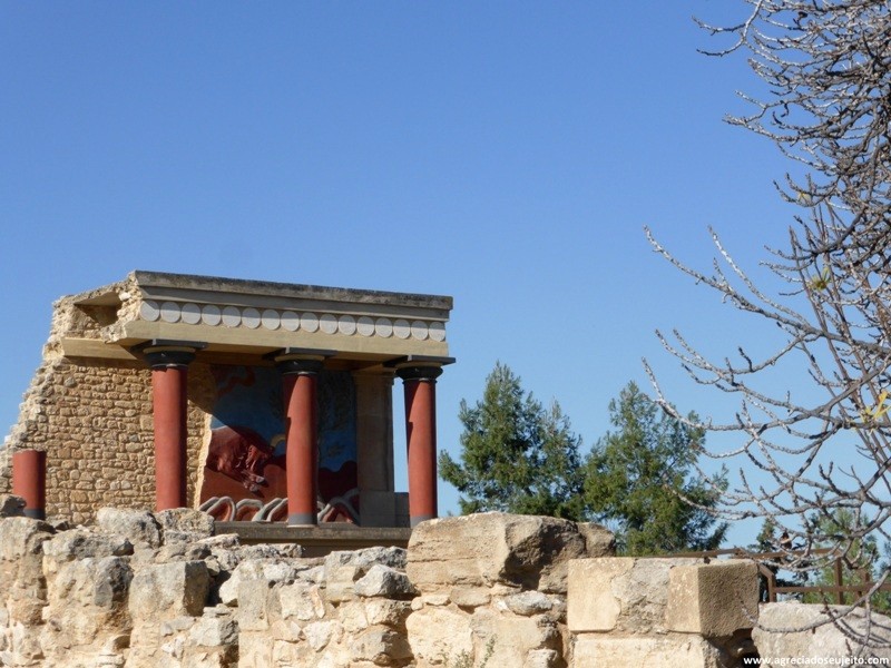 Baluarte com a cópia do afresco "Bull Hunt", um dos ícones de Knossos Baluarte com a cópia do afresco "Bull Hunt", um dos ícones de Knossos