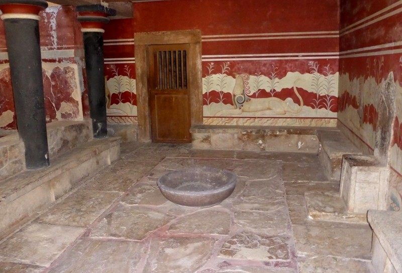 Sala do Trono Knossos Α "Sala do Trono" é uma das mais especuladas entre os visitantes. Com afrescos retratando galhos de plantas e grifos, bestas míticas com corpo de leão e cabeça de pássaro.