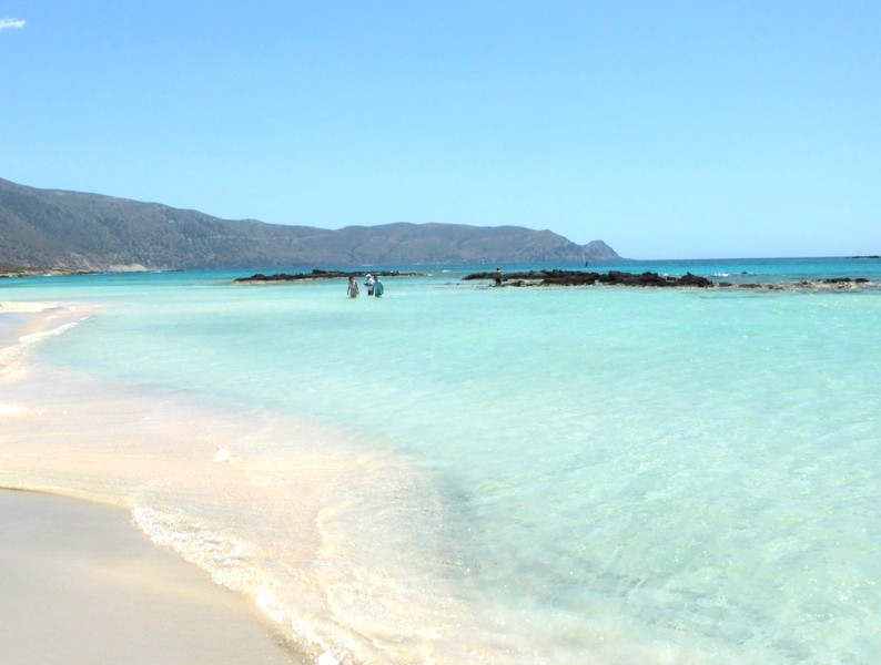 O contraste das areias rosadas com as águas cristalinas