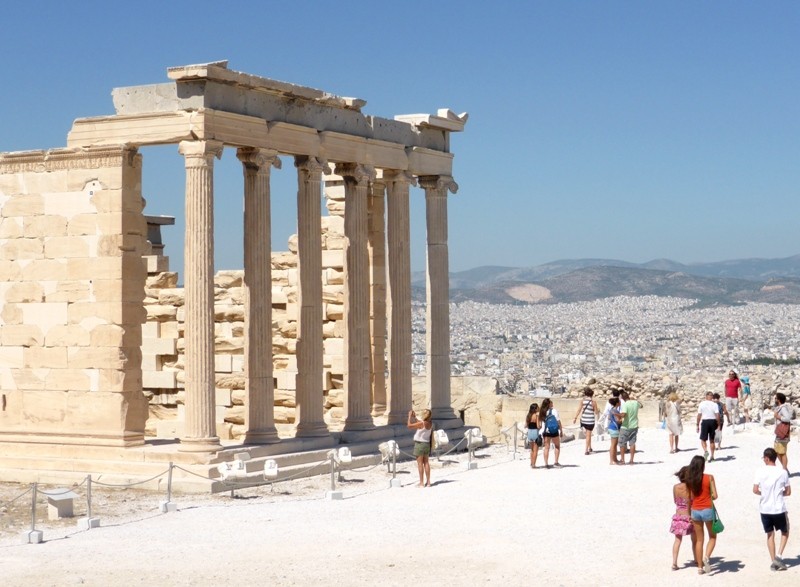 Templo Erechtheion na Acrópole de Atenas, na segunda semana setembro, sem o grande fluxo de turistas dos meses do verão