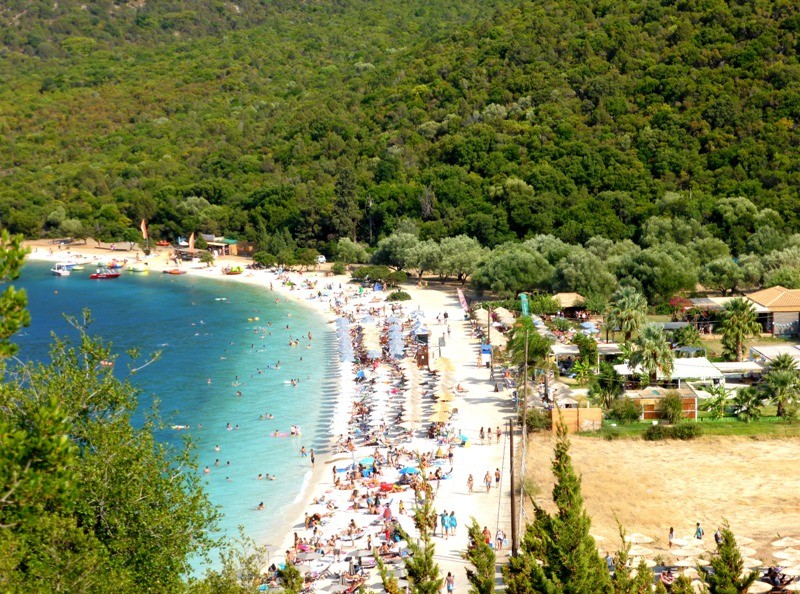 A tonalidade esmeralda da água de Antisamos não passa despercebida nas cenas do filme 'Captain Corelli's Mandolin' e nem de quem vai a Kefalonia conferir de pertinho