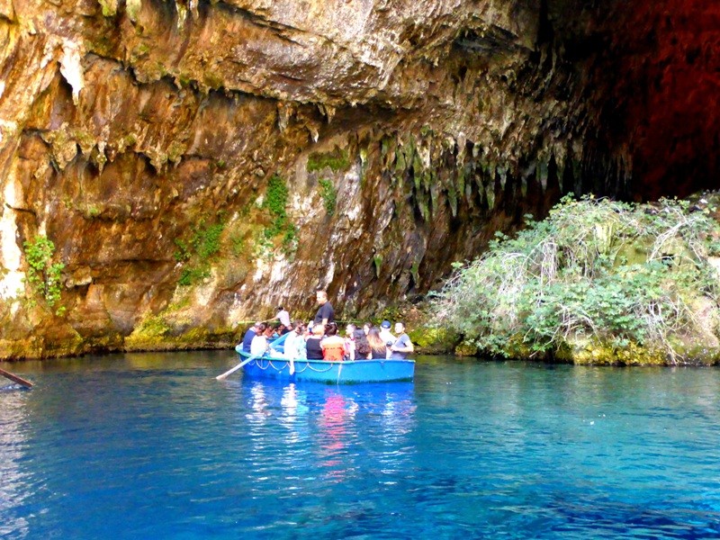 A Caverna e o Lago Melissani reafirmam o quanto a natureza foi generosa com Kefaloniá. Durante esse passeio de barco temos a sensação de que estamos flutuando nessas águas azuis