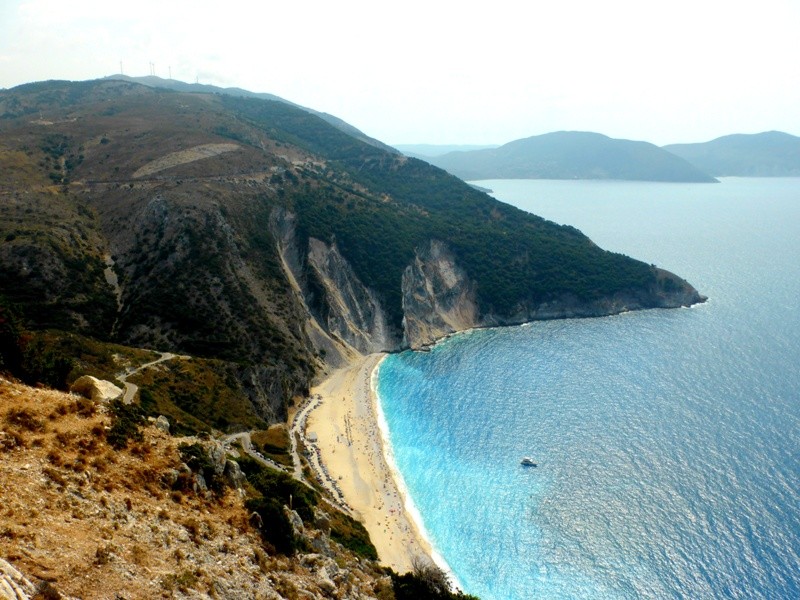 Myrtos é um dos ícones de Kefalonia. Extensa e com águas turquesas profundas, já foi eleita diversas vezes a melhor praia da Grécia